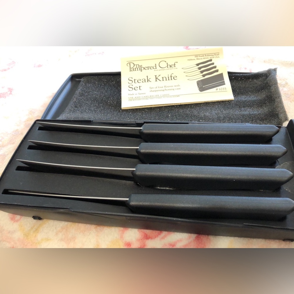 Pampered Chef steak knife set in case with built in sharpener (4 knives)